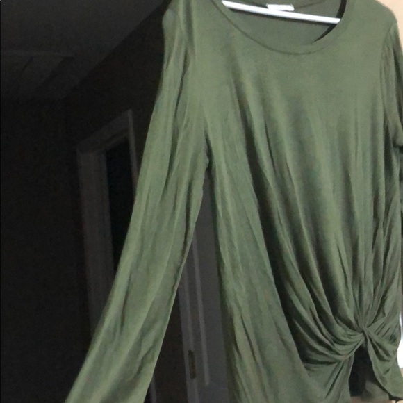 Women’s Top - Picture 3 of 4